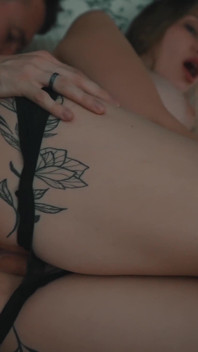 S3e1: stiefzoop terug naar huis en ontmoet nieuwe stiefmoeder, later om middernacht neukt haar in bed delen