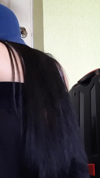 Min slampiga styvdotter klättrade under min kjol och tog mig till orgasm medan min man var på jobbet