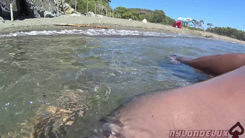 Nylondelux: Highheel dan stoking di pantai