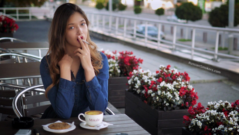 Russian Smokers: Belleza rusa magnética jugando con humo de cigarrillos