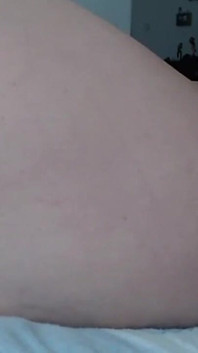 Il mio migliore amico vuole sapere come ci si sente a sborrare dentro una ragazza senza preservativo e io lo lascio riempire di sperma