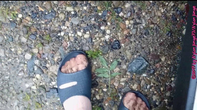 Carmen_Nylonjunge: 汚れた水たまりでナイロンの足が楽しい