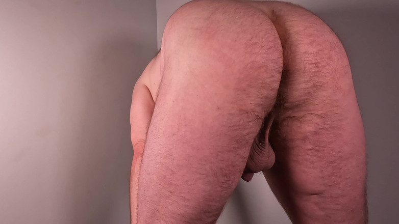 The Perfect Cock: Утро медведя растягивается сзади, чтобы выставить напоказ большие яйца, член и очко