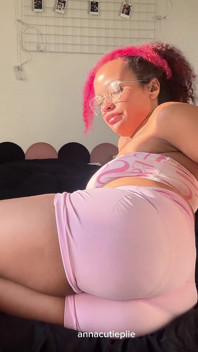 Barriga inchada e bunda grande peidando enquanto lê gás descontraído na cama