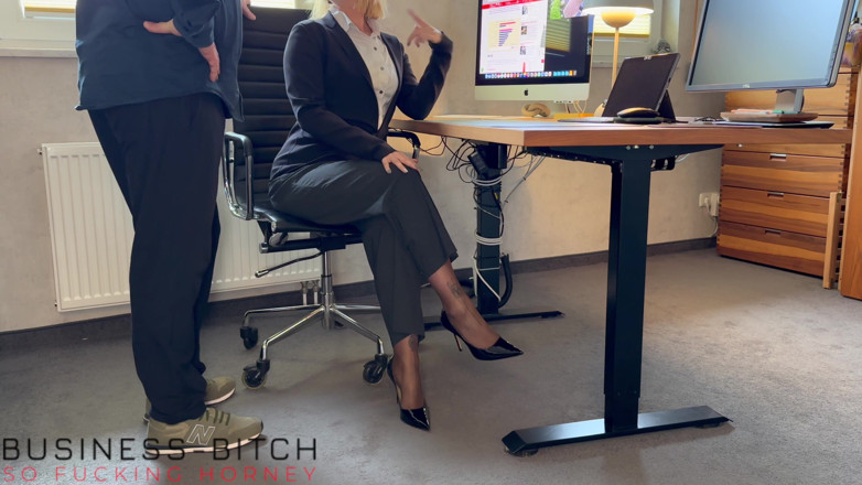 Business Bitch: Sexy sekretářka v kancelářských kalhotách má pracovní pohovor BJ Sex...