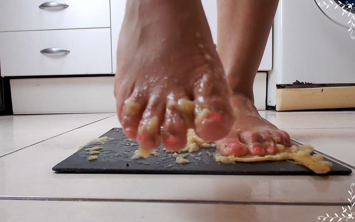 AnittaGoddess: Banana&amp;#039;s foot smashing