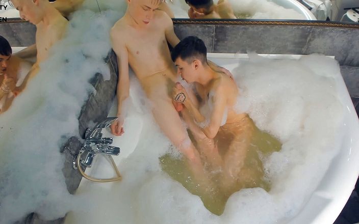Matty and Aiden: Thanh thiếu niên Matty và Aiden vui vẻ trong bể...