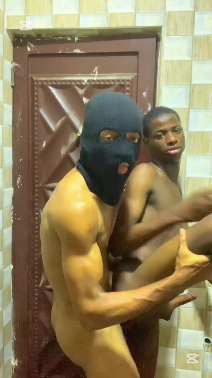 Big_brown: Beklenmedik eğlence zamanı, mutfakta heteroseksüel arkadaş tarafından sikiliyor