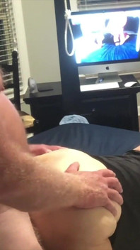 Gorąca MILF dostaje fucked pieska z ładnym wytryskiem na końcu dojrzałe