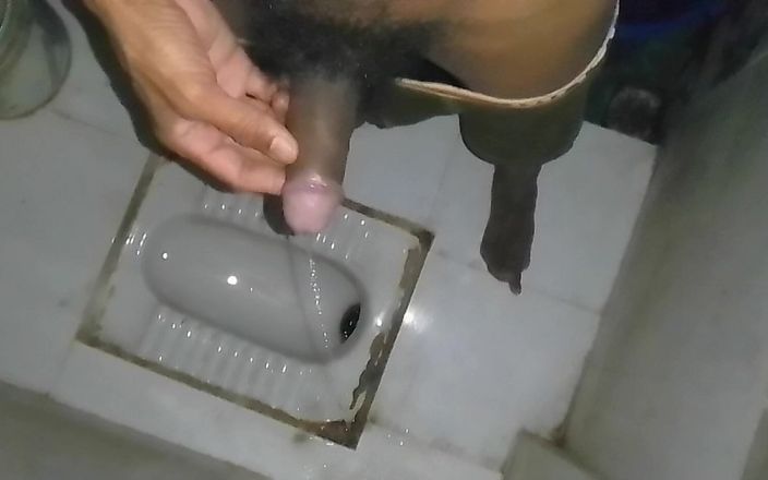 Chet: Čůrání v koupelně černý velký penis indický muž
