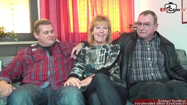 Naturlig tysk hemmafru bredvid i en amatör trekant