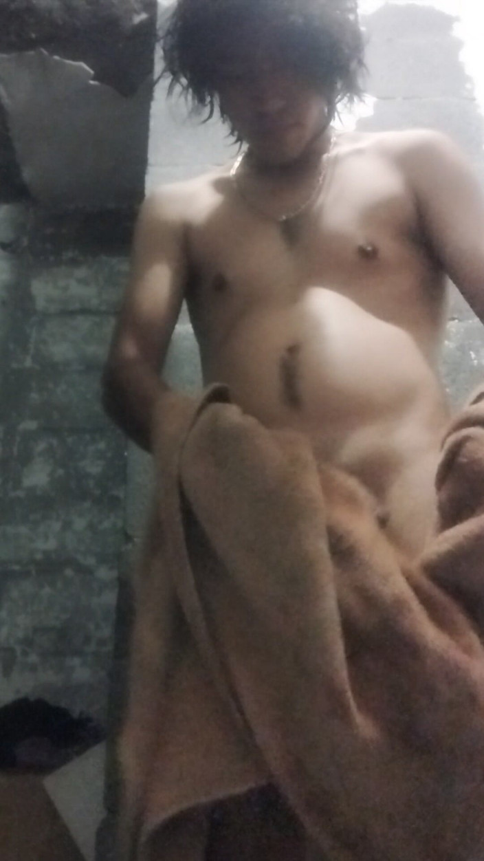 AlexAlejandro13: Ich komme aus der Dusche, damit du mich nackt sehen...
