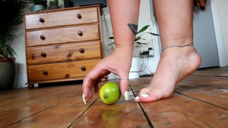 Sasha Curves: Écrasement de fruits et de légumes aux pieds nus