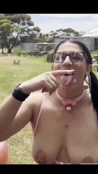 मेरे स्तनों के साथ बाहर घूमना और वीर्य में ढका हुआ चेहरा!