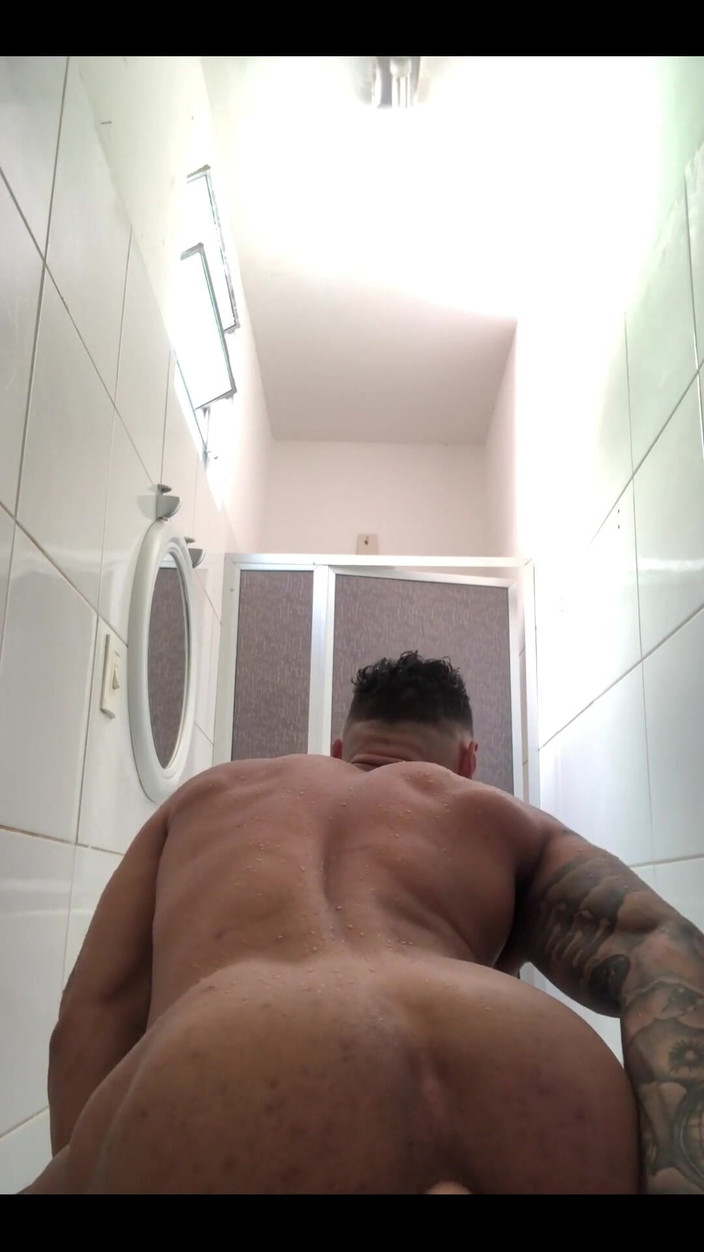 Exxtevao: Hunk latino muda menyumbat buihnya tetapi