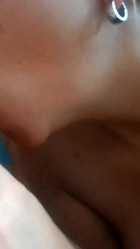 Une MILF blonde en latex noir reçoit une double éjaculation sur le ventre.