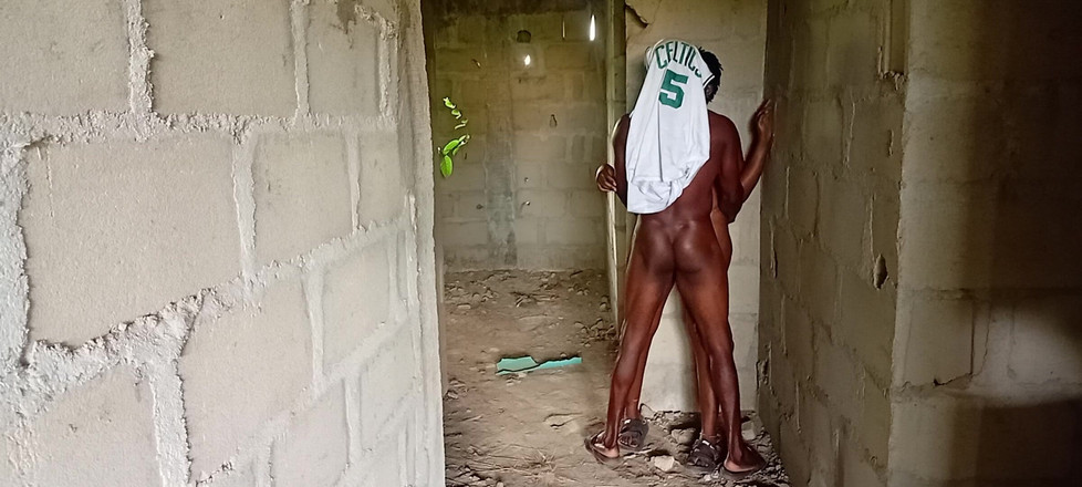 Creamyshuga: 彼は元恋人に呼び、農業をしている茂みで会うよう頼みました。彼女は来て、彼は未完成の建物に彼女を連れて行き、彼女とセックスしました