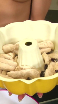 İç çamaşırlı iki sürtük pasta yaparken sikişiyor