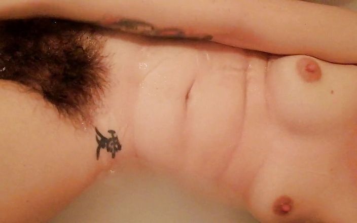 Cute Blonde 666: 超级毛茸茸的女孩在浴缸里打扫自己