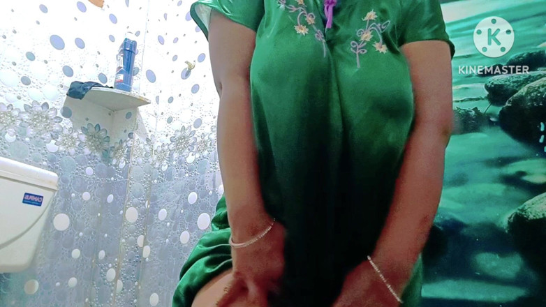 Sweethoneybgl: Desi Girlfriend Shaving Her Pussy to Treat Her BF - Closeup...