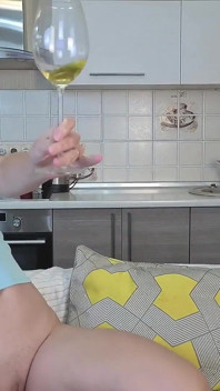 Zwei mädchen, ein glas - freches pissenspiel