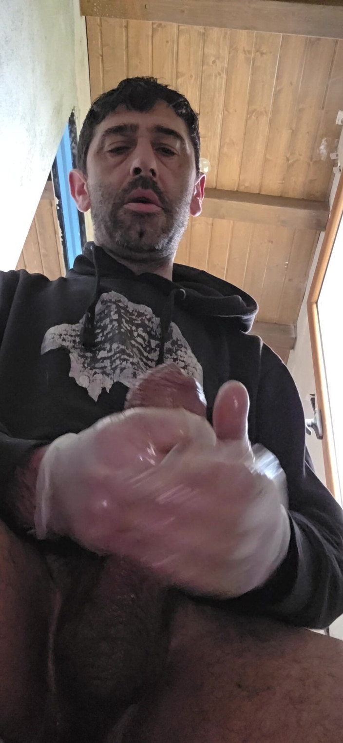 Crx2: Un hétéro se branle sur le chantier avec des gants...