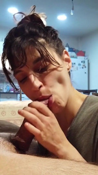She Knows How to Enjoy It When a Cock Throbs in Her Mouth.