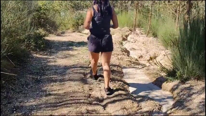 Miss Squirting: camminare nuda nei boschi