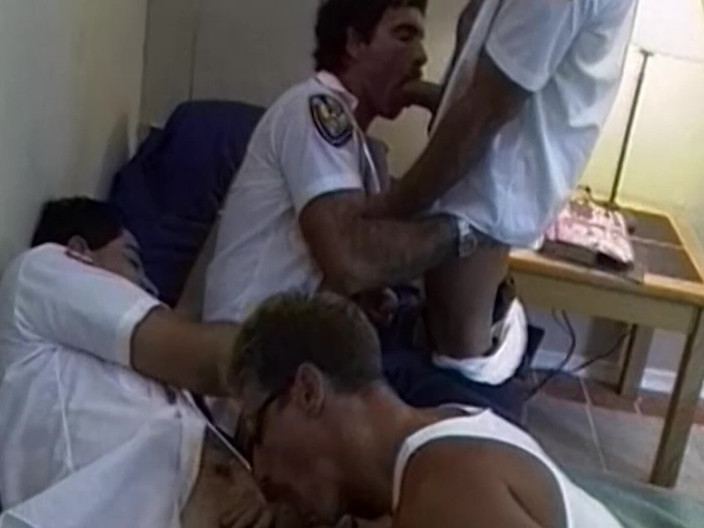 SEXUAL SIN GAY: Scene-1_orgy Belakang Kapten Penerbangan Hunky menghisap batang antara satu sama...