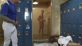 Inocenta jock de baseball este atinsă de antrenorul său pervers.