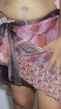 Une femme de ménage desi habillée avec la tenue sexy de sa femme et c’était vilipendant de gros atouts desi voulait qu’il la baise
