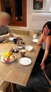 ¡Dios mío! ¡Saté su polla en el restaurante en público!