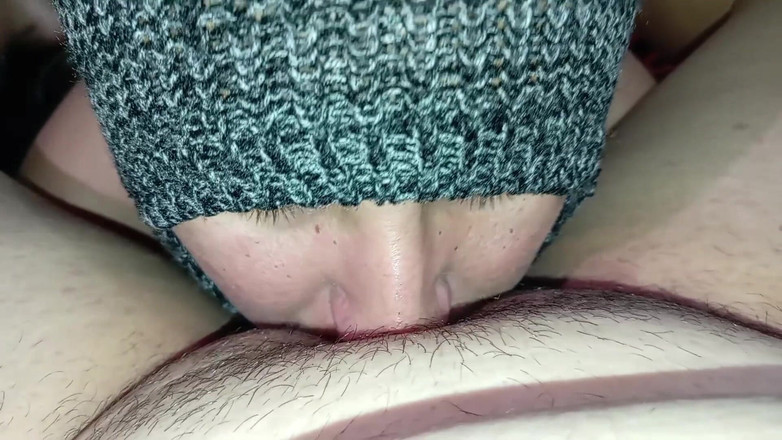 Stepmom_with_big_tits: Üvey kızımın azgın olduğu dev amcığı emiyor ve zevkle inletiyorum.