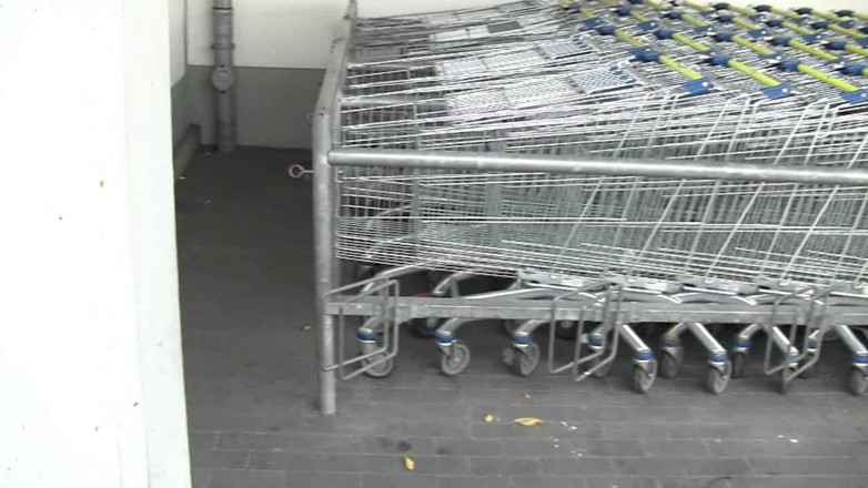 Party Jule: Baise de frustration devant un supermarché