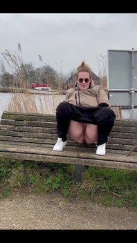 Tohle venkovní močení mě málem přistihlo.