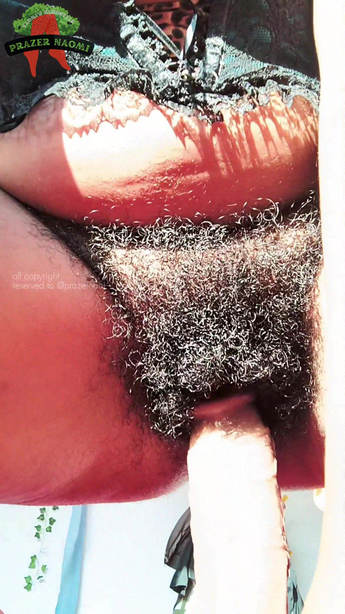 Prazer Naomi: Hairy Girl, Fertile and Horny with Her Black Dildo