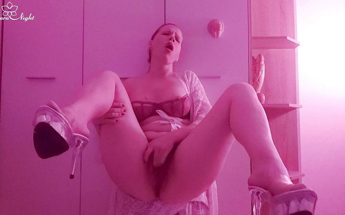 Kiara Night: Fantastische babe streelt zichzelf met een rubberen pik - roze fetisj