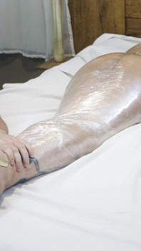 Gabriela dalam mummification dengan balut plastik, sebatan, bastinado dan menggelitik