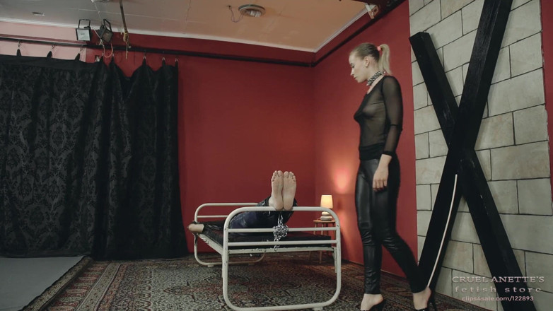 Cruel Anettes fetish world: Bastinado na cama