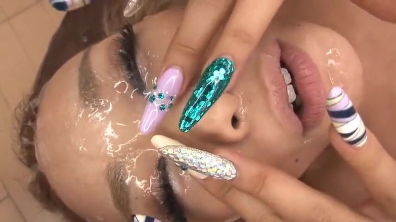 CherryBONBON: Národní poklad krásy, ztracen ve vlnách neodolatelného potěšení.