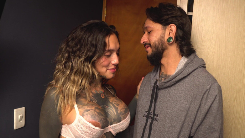 Leyton Big: The Girl Who Knows About Tinder Invites Her Friends to...