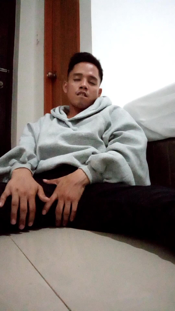 Rent A Gay Productions: Cewek asia super seksi lagi asik masturbasi kontol besarnya untuk...