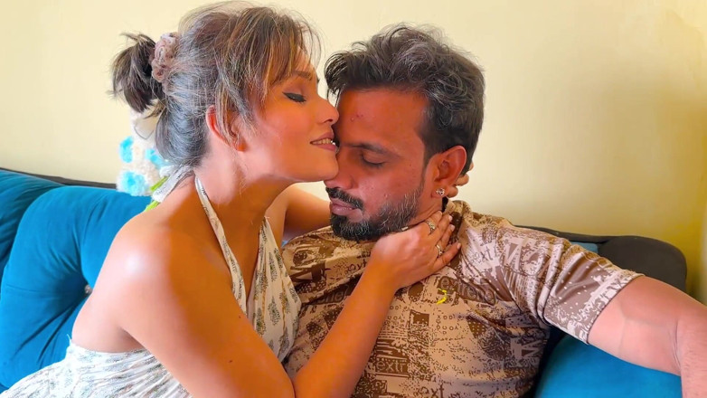 Next short: O fată drăguță indiancă își seduce proprietarul și face sex cu el