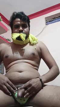 Když dívka vyjde přerušovaně se svou dupattou (šátek) a její Hanky, zábava se zdvojnásobí