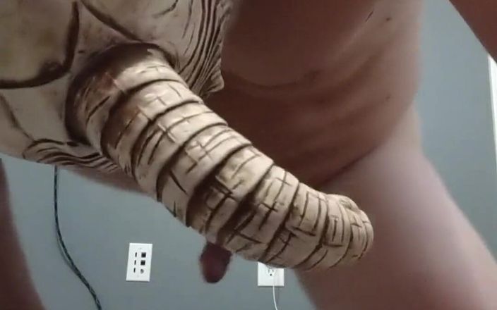 Bald Daddy: Un homme masqué avec des muscles a du temps de...