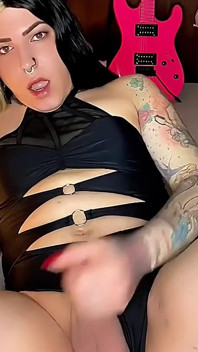 トランスジェンダーの女の子が潮吹きが絶頂
