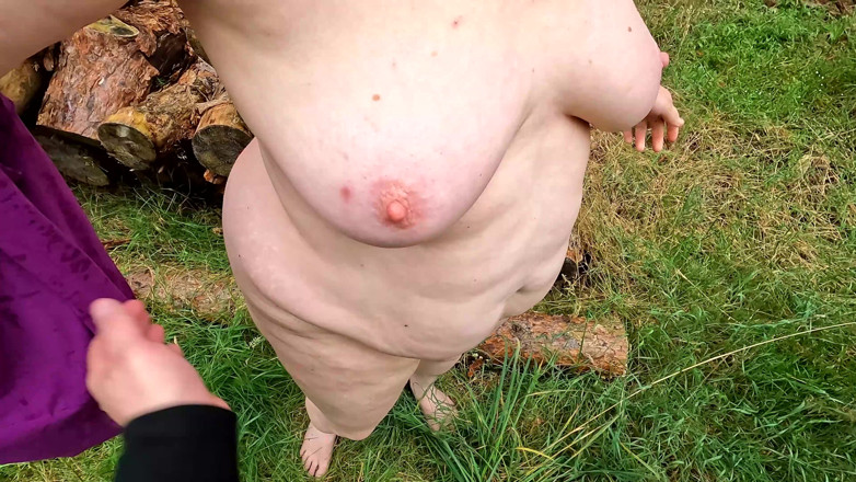 Bouncy Tits Action: Mengepam Pepek Saya – Saya Berjalan Berbogel Melalui Hutan DenganNya