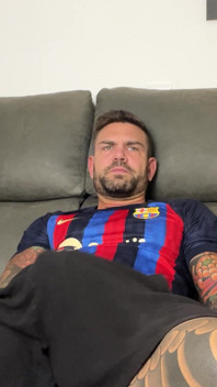 Espanhol bonito se masturba com a camisa do Barça