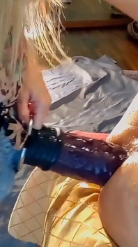 Une grosse bite bien dure dans la chatte de son homme