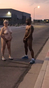 Dikke BBW-vrouw Houdt Ervan Om Te Pronken En Naakt Te Zijn in Het Openbaar!